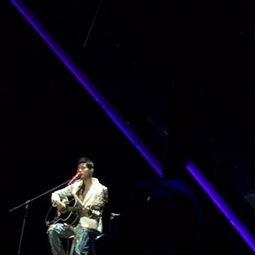 演唱会唱哭的明星视频,演唱会现场明星感人落泪瞬间回顾