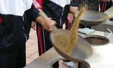 厨师翻锅视频,看厨师如何轻松驾驭锅铲