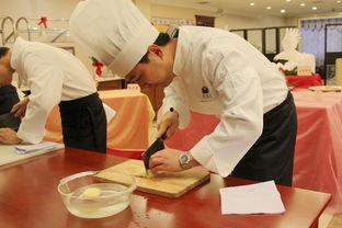 厨师翻锅视频,看厨师如何轻松驾驭锅铲